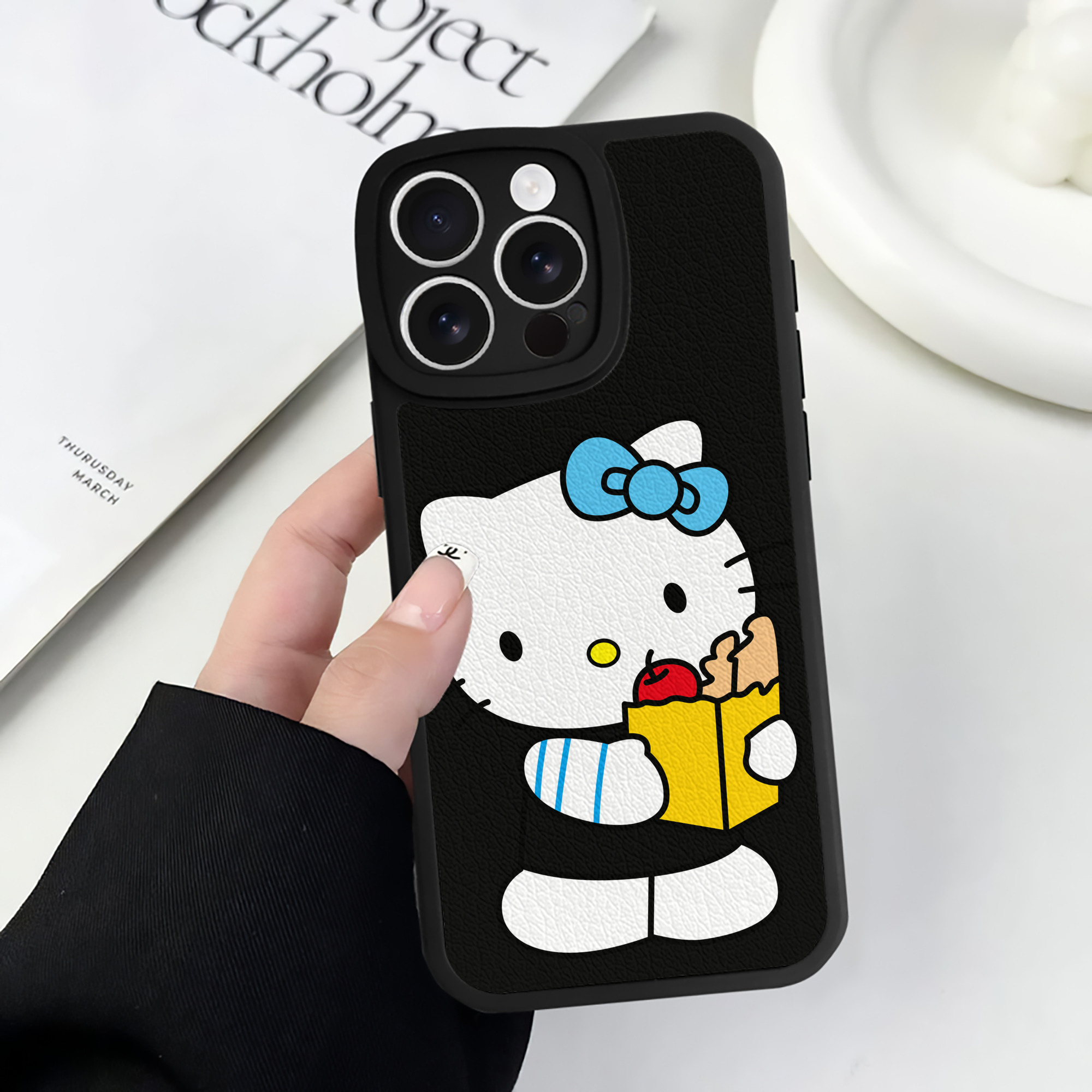 （画像用） Hello Kitty ハローキティ 【iPhone 16シリーズ対応】シリコンスマホケース（レザー調） 材質：シリコン